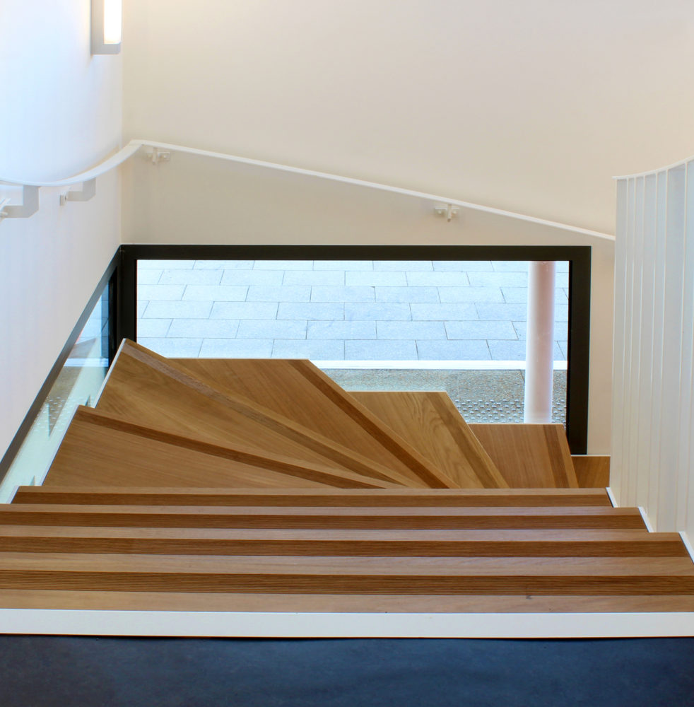 03-reamenagement-hillion-mairie-escalier-03-16
